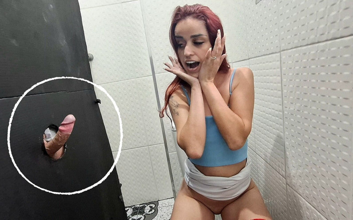 Fanny squirting: En collegeflicka upptäcker gloryhole i badrummet på college!
