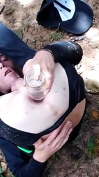 Schwuler junge spritzt wasser in seinen arsch