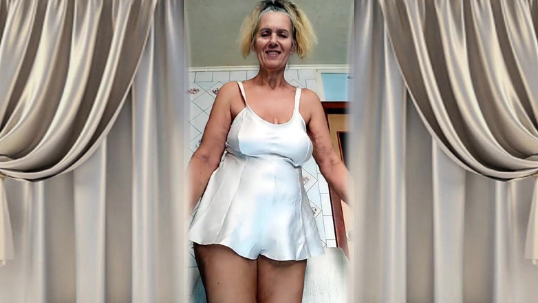 Lukerya: 白いランジェリー姿でキッチンでホットな主婦ルケリヤ