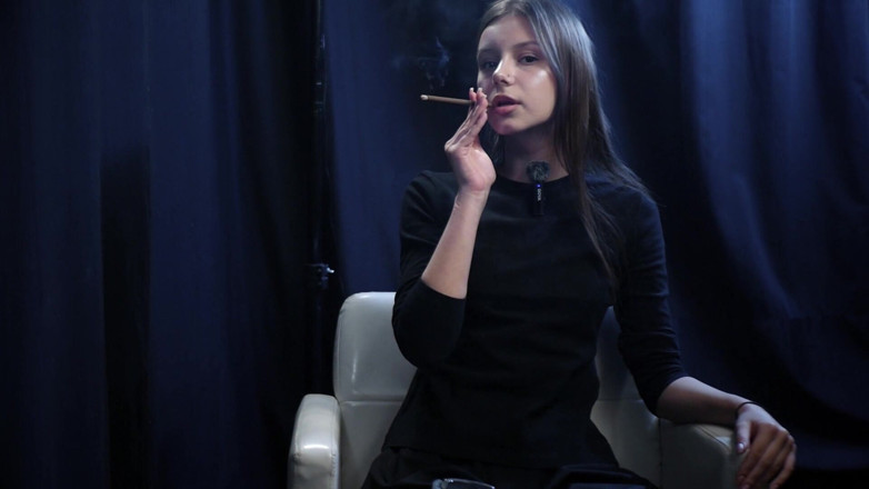 Russian Smokers: Ragazza che fuma da sola in una sessione in studio...