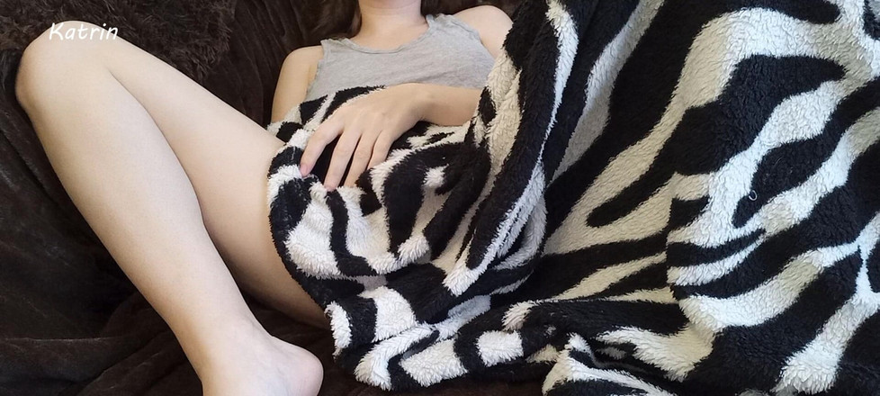 Katrin20: Jugando con mi coño mojado debajo de la manta