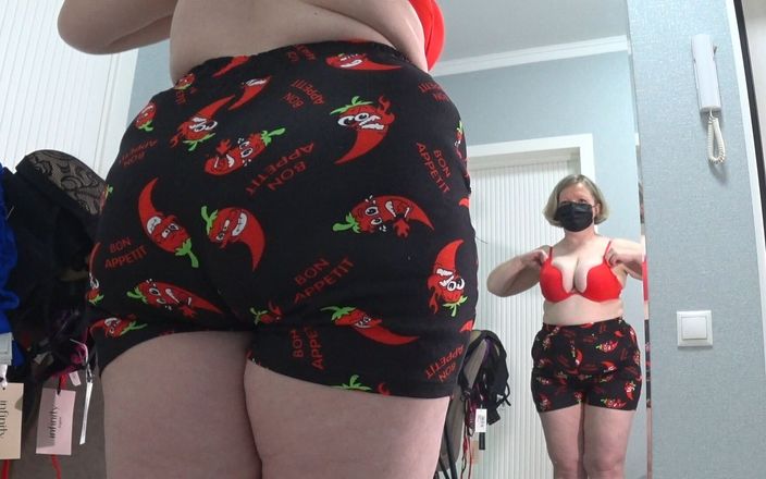 Milf Big Tits: Cewek toket besar ngerjain banyak bra baru, pantat besar ganti...
