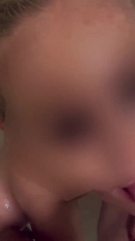 Elle prend une douche qui explose au visage
