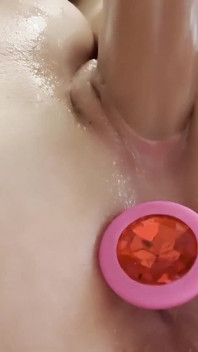 Ejaculare cu vibrator în pizdă