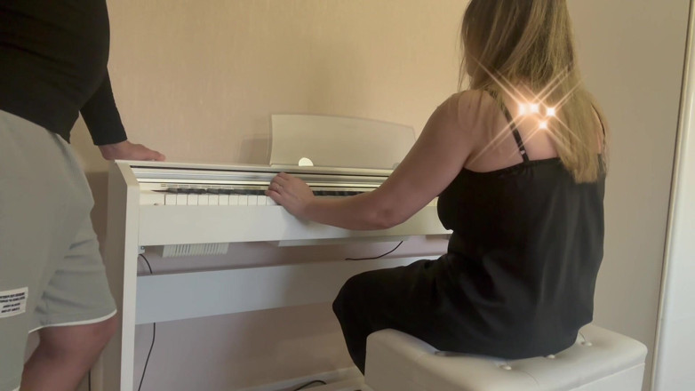 LikaDays: En privat pianolektion med en MILF-lärare blev väldigt stygg