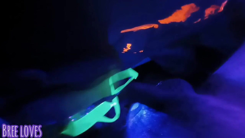 Bree Loves: Neonowa impreza kończy się lodzikiem