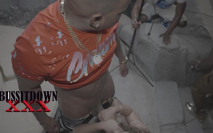 BUSSITDOWNXXX: Gái da đen thổi kèn bên hồ bơi