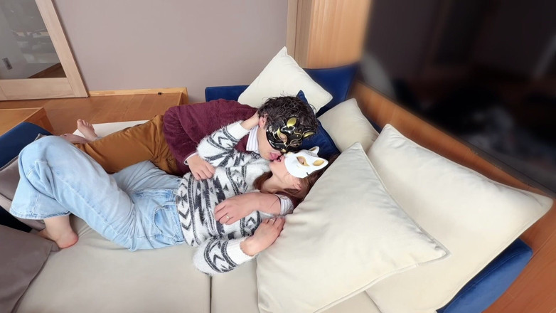 LuuLee0804: Auf Dem Sofa Des Affärenraums Teilen Die Beiden Einen Leidenschaftlichen...