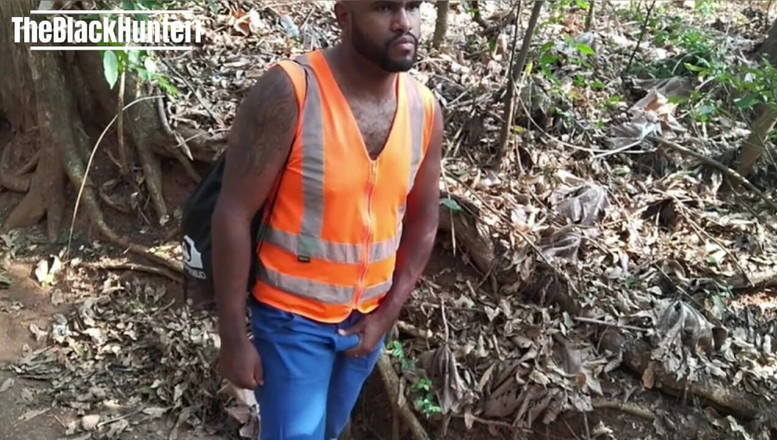 TheBlacKHunterr: 工人在灌木丛里吸吮，还和同事做爱