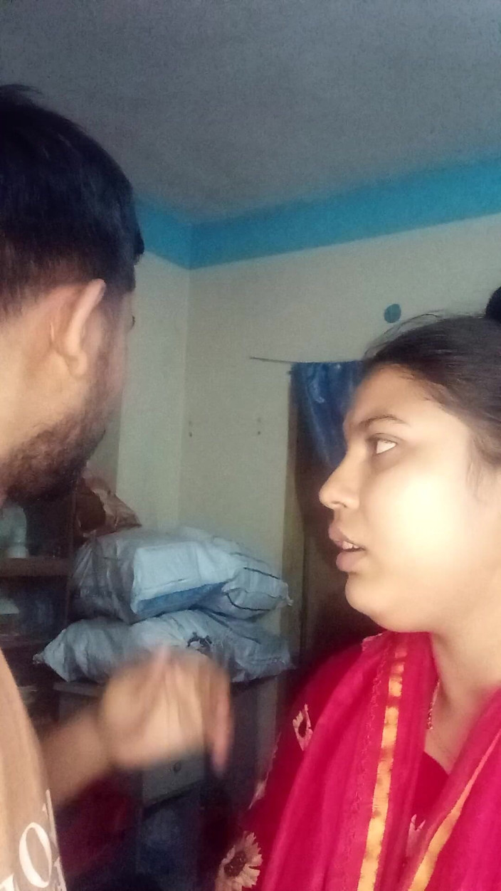Desivideo: कोलकाता: कोलकाता के सोनागाछी इलाके में एक आदमी को उसके मकान मालिक ने कथित तौर पर चोदा