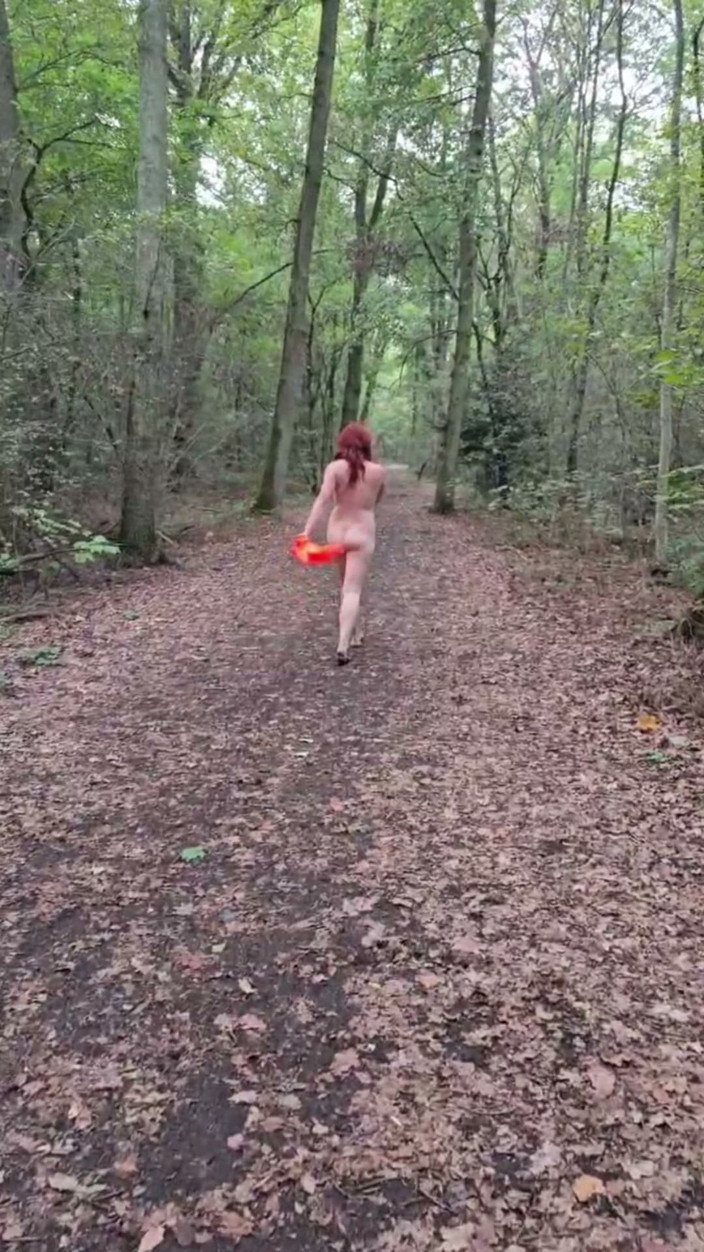 Elena917: Caminhada nua no parque, xixi, escravidão para peitos jogar e...