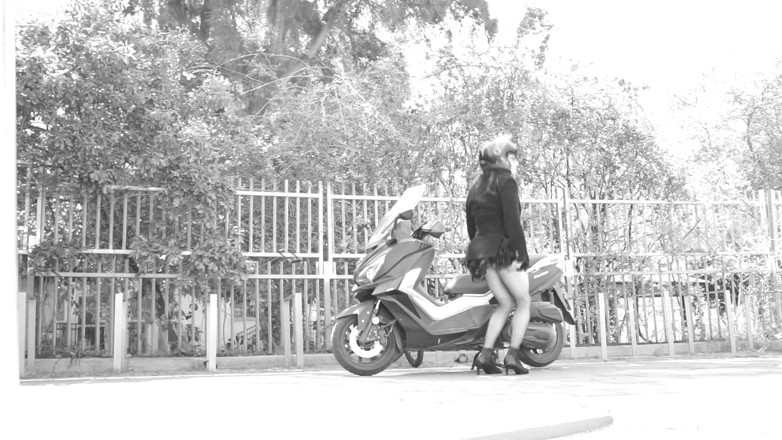 Voyager: Selama perjalanan, roknya terangkat dan menunjukkan penisnya yang kecil