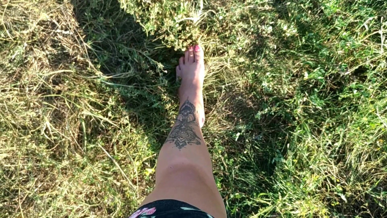 LizAngel: Foot fetish in nature