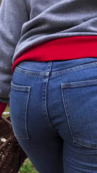 Tante seksi dengan celana jins biru lagi nungging dan pamer pantat bahenolnya di luar ruangan