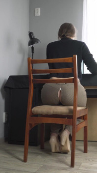찢어진 바지를 입고 일하는 비서를 엿보기