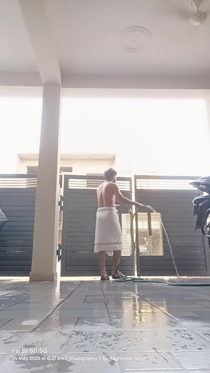 Rajasthani-old-lover: Mytí dvorku ručníkem