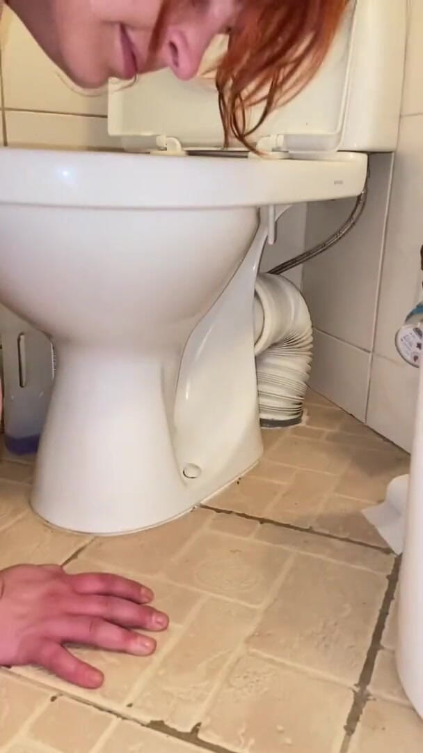 Elena917: Pissing and cleaning the toilet with my tongue