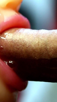 Bouche tendre et affamée avale chaud et avale le sperme !
