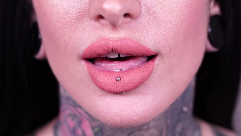 The Flourish XXX: Jessie Lee tatuata si masturba analmente