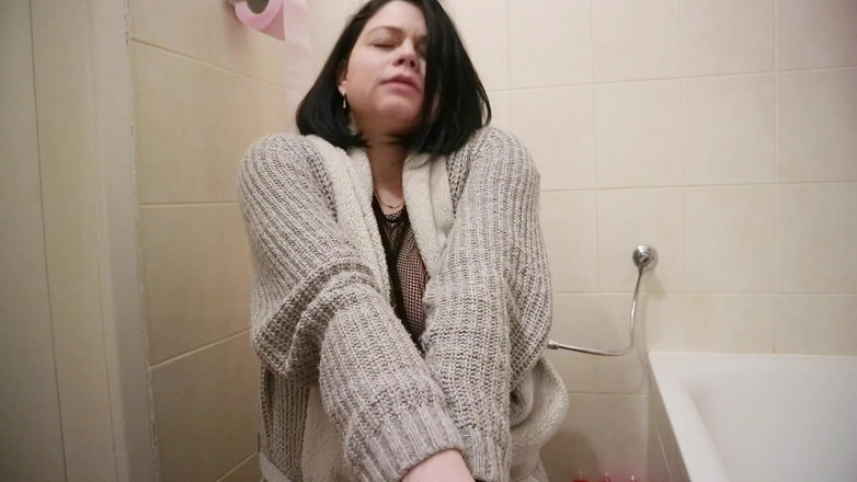 Shione Cooper: Milf incinta che fuma una sigaretta