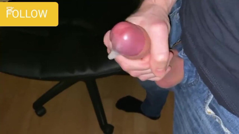 Bigbadfriendlyguy: Uomo che schizza un'enorme sborrata dal cazzo attraverso i jeans...