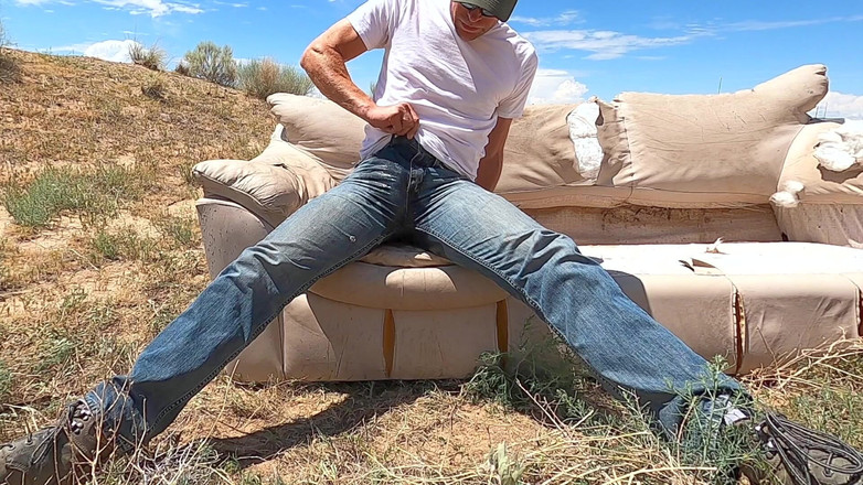 Lapetus: 砂漠のソファでジーンズを濡らして放尿