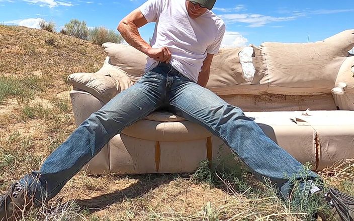 Golden Adventures: 砂漠のソファでジーンズを濡らして放尿
