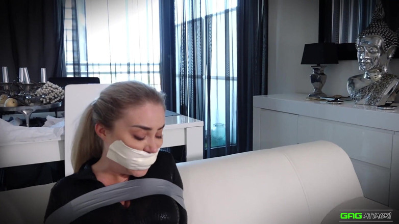 Gag Attack: Aubrey - kočičí kombinéze, zalepená