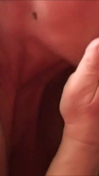 Close-up actie met blonde rijpe meid
