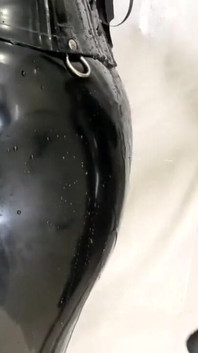 Látex, hora do banho.