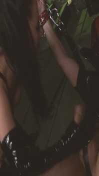 Fetischflickor scen-3_brunette i latex underkläder har en dildo och hennes bundna väns kuk