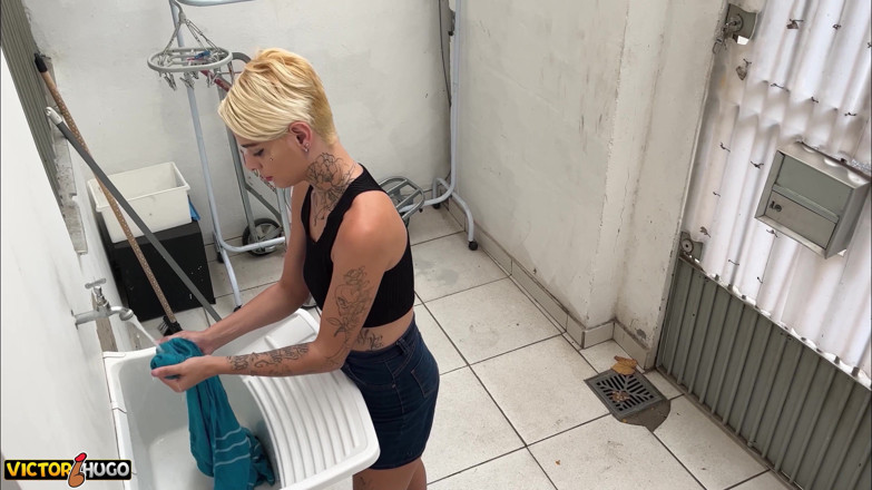 VictorHugo: 他去要水，最后和那个年轻女孩做爱