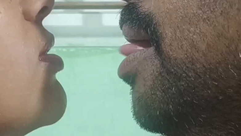 Wonder: Des femmes mariées infidèles s’embrassent et tounge avec un jeu...