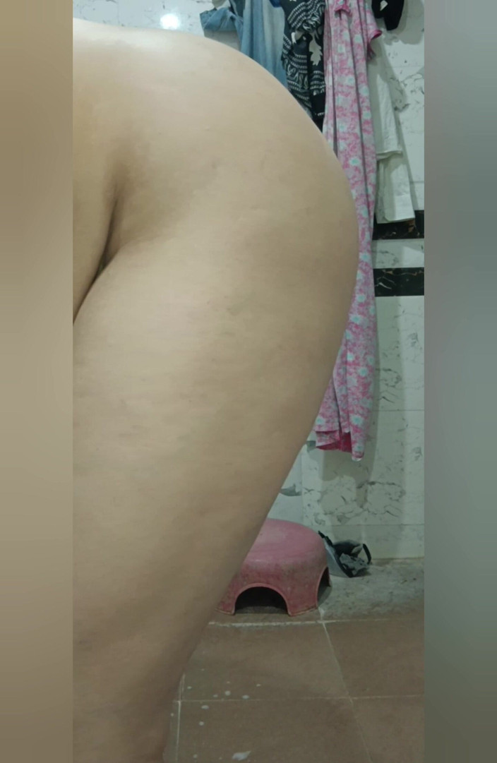 Priyahot77: Priya Bhabi Hot Body Wash in Bathroom