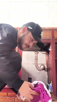 Gospodina singuratică cheamă instalatorul și ajunge să-l înșele sălbatic pe soțul ei în baie!
