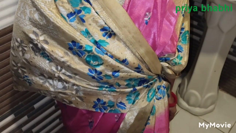 Desisexycpl123: Priya la bhabhi, femme au foyer desi excitée, se fait...