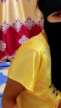 Moje sexy muslimská kamarádka zavolala domů a užila si šukání tvrdého análního sexu