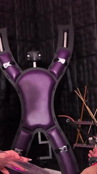 Lady Medea Pompe Br Talement Le CBT Sur Le Rack
