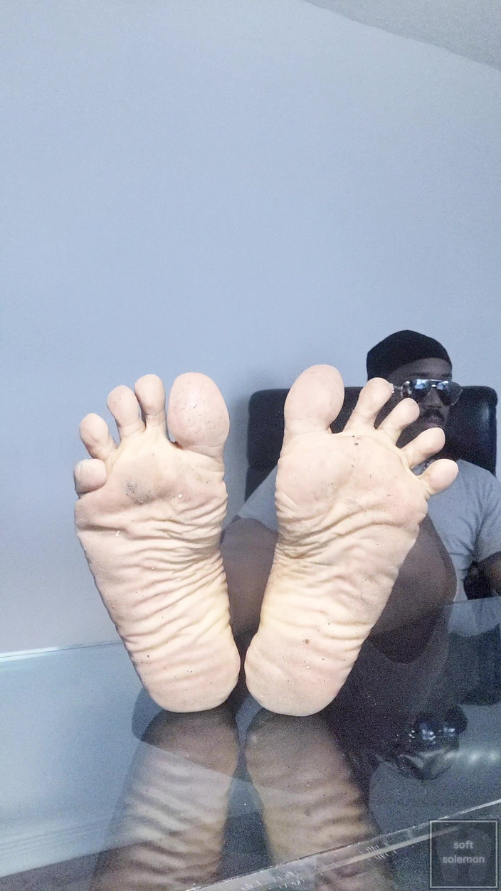 Soft Soleman: Mira mis pies sucios, mientras te ignora (2025)