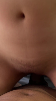 Jag ser en söt ledsen främling i parken, jag bjuder in henne till min lägenhet och tröstar henne med min enorma och läckra penis