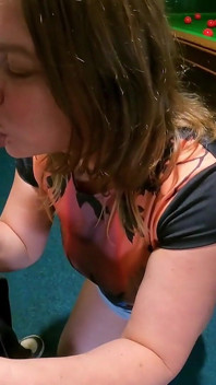 Kinky koppel weelderige milf met grote kont risicovolle seks in alleen de leden snookerclub pov