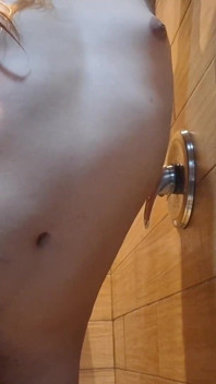 Una Eccitante Transgirl Si Diverte Davanti Alla Doccia