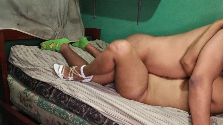 BigassMILF40: 穿着高跟鞋的泰米尔黑发女郎的传教士性爱