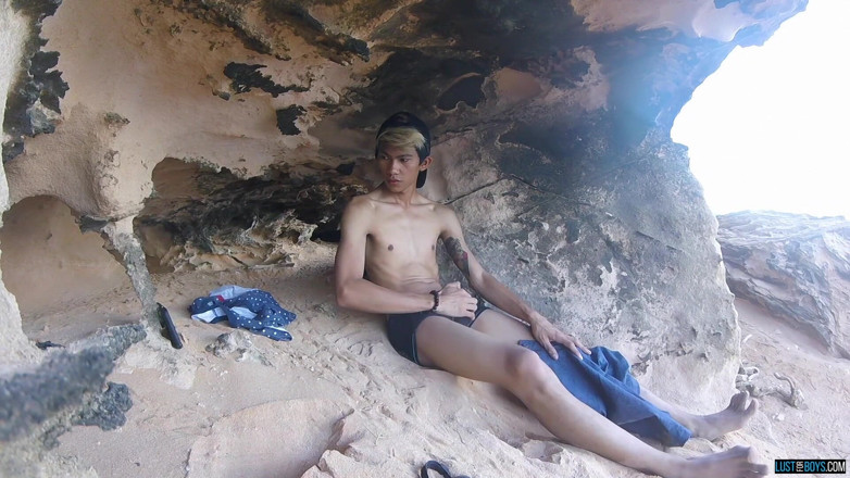 Lust for boys: Boner mengusap di pantai