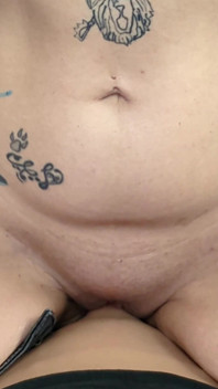 Trekant med en tantaly sexdoll och en Goth Girl - vem är bättre?
