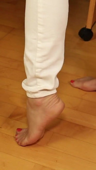 Slingback peeptoe argento e calze di nylon nude e trans - gioco con i piedi e gioco con le scarpe