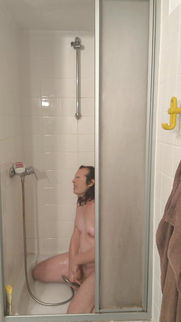 JanineLang: Tắm và thủ dâm cho đến khi đạt cực khoái