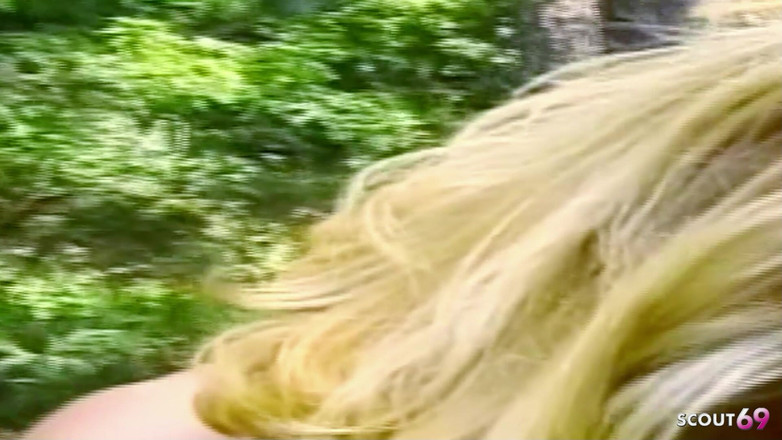 Shemale TS Collection: Blondynka Tranny zostaje potajemnie zerżnięta w lesie w swoim ciasnym...