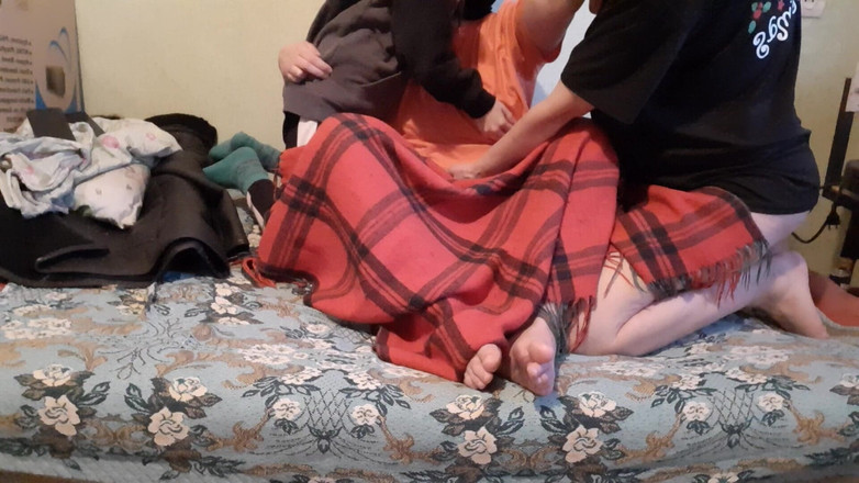 Lesbian-illusion: Film izlerken üvey annem ilk kez kız arkadaşımın yanında riskli bir şekilde...