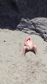 Naga piękność na plaży - drone POV erotyczny relaks